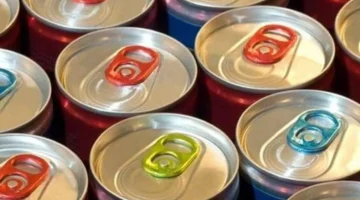 مخاطر مشروبات الطاقة كيف يسبب الاستهلاك المفرط جلطة دماغية وما تأثير 1200 ملغ كافيين يوميًا على الجسم؟ 1